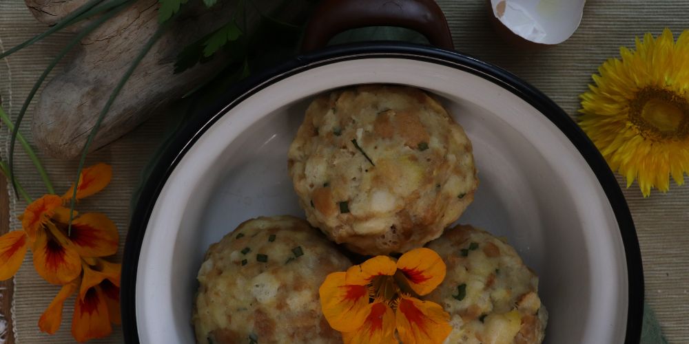Hausgemachte Knödel auf einem Teller mit essbaren Blüten