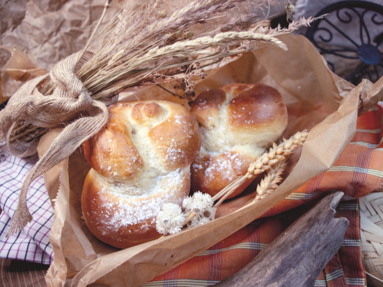 Frisch gebackene Milchbrötchen in einem mit Stoff ausgelegten Korb